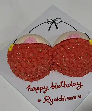 เค้กยกทรงหวาน ๆ สำหรับวันเกิด มีดีเทลน่ารักและสีสันสดใส เหมาะสำหรับเซอร์ไพรส์คนพิเศษ.