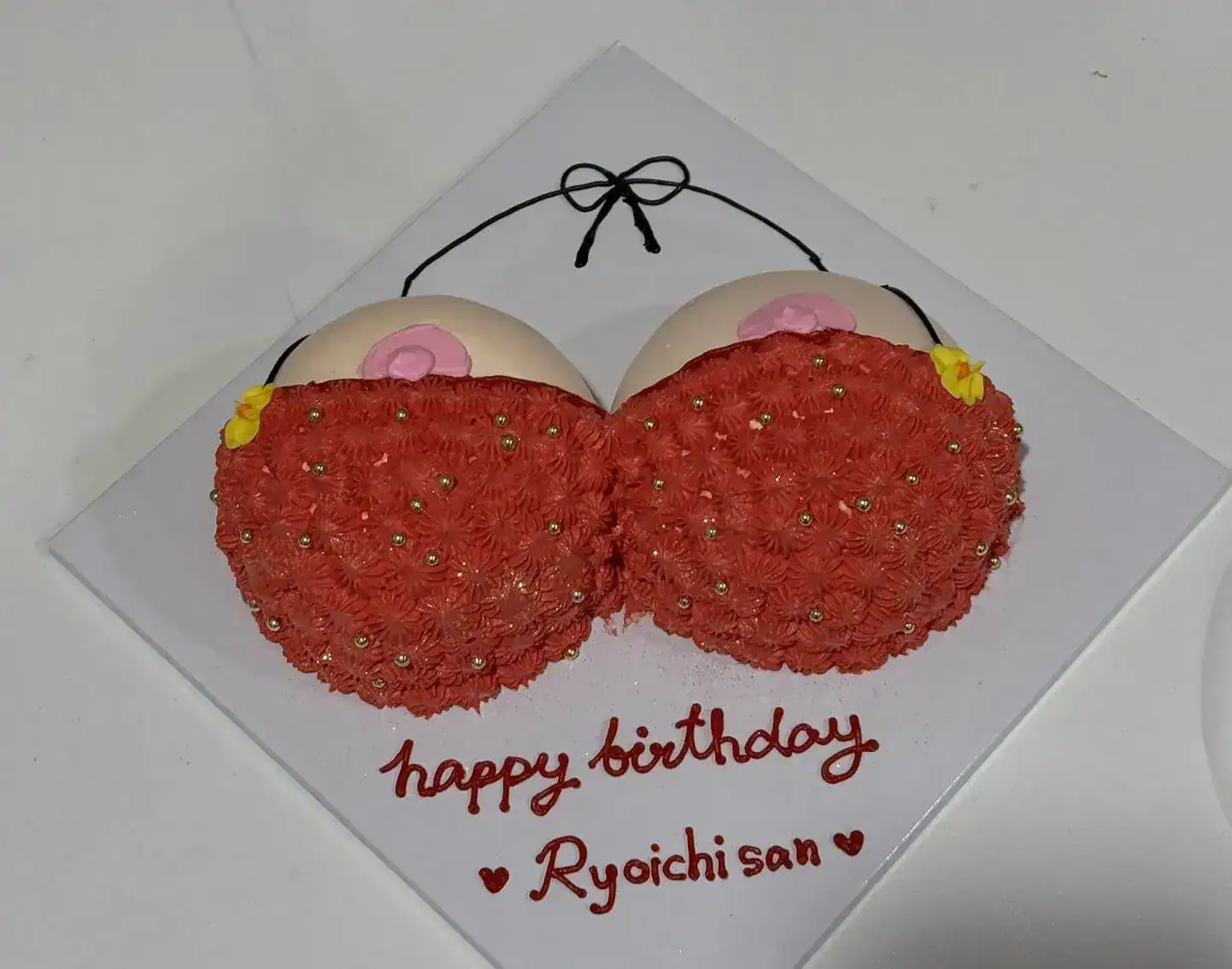 เค้กยกทรงหวาน ๆ สำหรับวันเกิด มีดีเทลน่ารักและสีสันสดใส เหมาะสำหรับเซอร์ไพรส์คนพิเศษ.