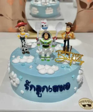 เค้กวันเกิดธีม Toy Story พร้อมตัวละคร Buzz Lightyear, Woody, Jessie และ Forky บนเค้กสีฟ้า พร้อมคำอวยพรและตกแต่งน่ารัก.