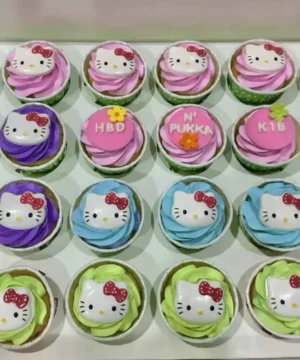 คัพเค้ก Hello Kitty สีสันสดใสในกล่อง พร้อมตกแต่งลาย Hello Kitty และข้อความวันเกิด.