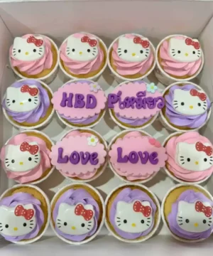 คัพเค้กคิตตี้สีชมพูและม่วงตกแต่งด้วยลาย Hello Kitty และคำว่า Love พร้อมข้อความ HBD.