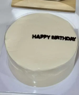 เค้กวันเกิดเนื้อเนียนนุ่มพร้อมคำอวยพร Happy Birthday บนหน้าเค้ก.
