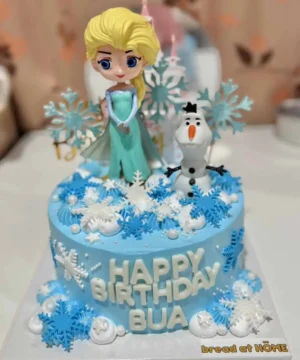 เค้กวันเกิดเจ้าหญิงน้ำแข็งพร้อมตัวละครเอลซ่าและโอลาฟในธีมฤดูหนาว สีฟ้าและขาว.