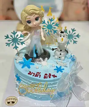 เค้กวันเกิดเจ้าหญิงน้ำแข็ง Elsa พร้อมตัวการ์ตูน Olaf และหิมะน้ำแข็งตกแต่งบนเค้กสีฟ้า.
