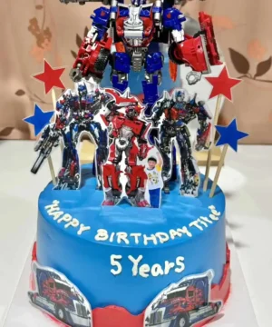 เค้กวันเกิด Transformers สำหรับเด็ก 5 ขวบ ดีไซน์อลังการด้วยตัวละครและของตกแต่งที่น่ารักและสมจริง.