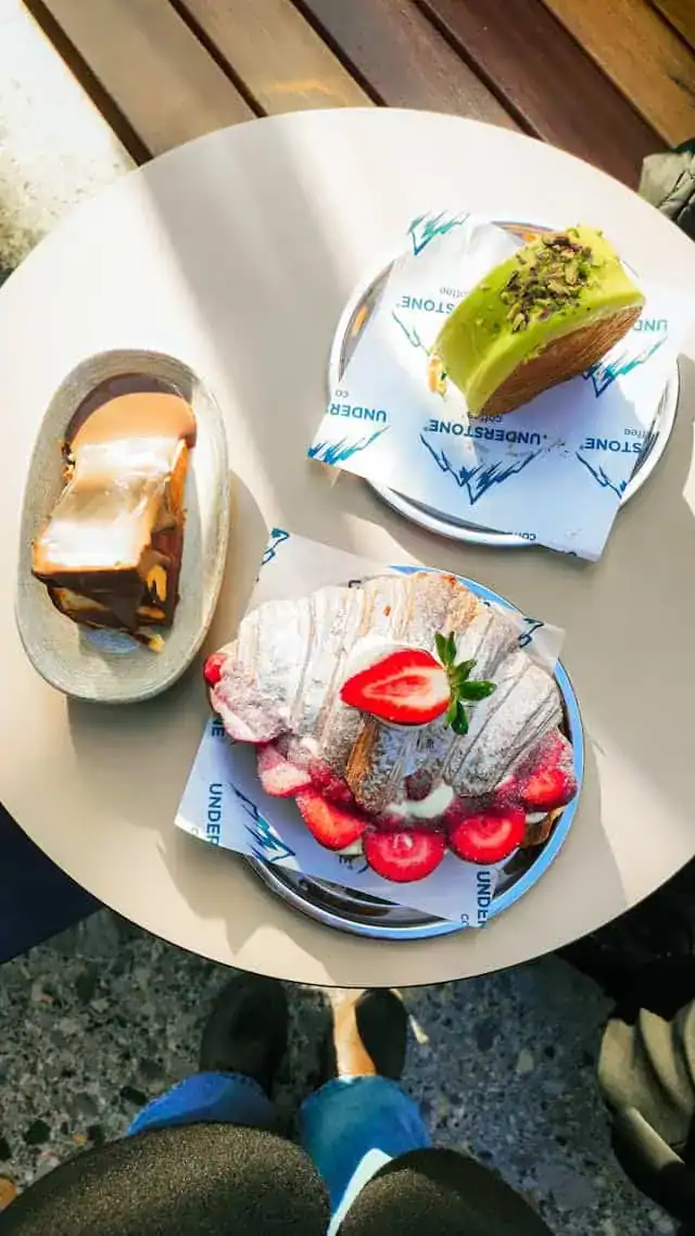 รสชาติขนมหวานสดใหม่ บรรยากาศน่ารับประทานของเบเกอรี่และเค้กในร้าน Bread at HÖME.