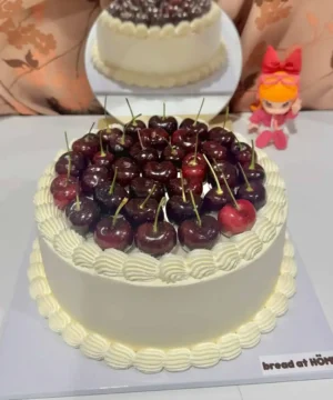 เค้กเชอรี่แบล็คฟอเรสต์สุดหรูหราสไตล์ยุโรป พร้อมเชอร์รี่สดบนหน้าเค้ก สร้างความหอมหวานและความน่ารับประทานในทุกคำ.