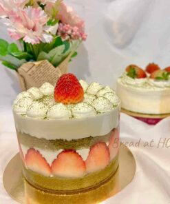 เค้กชาเขียวมัทฉะซอสสตอเบอรรี่