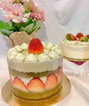 เค้กชาเขียวมัทฉะซอสสตอเบอรรี่