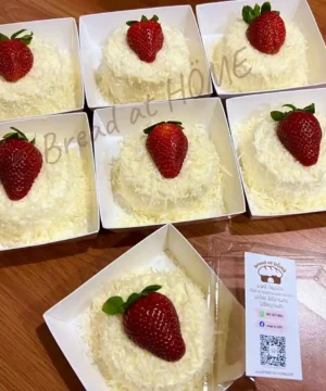 เพิ่มความอร่อยด้วยขนมเค้กสตรอว์เบอร์รีกับช็อกโกแลตขูดในกล่องบรรจุชิ้นเล็ก ๆ สำหรับงานเลี้ยงในบ้านที่สมบูรณ์แบบ.