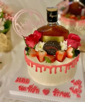 เค้กขวดเหล้าสตอเบอรี่ครีมสด