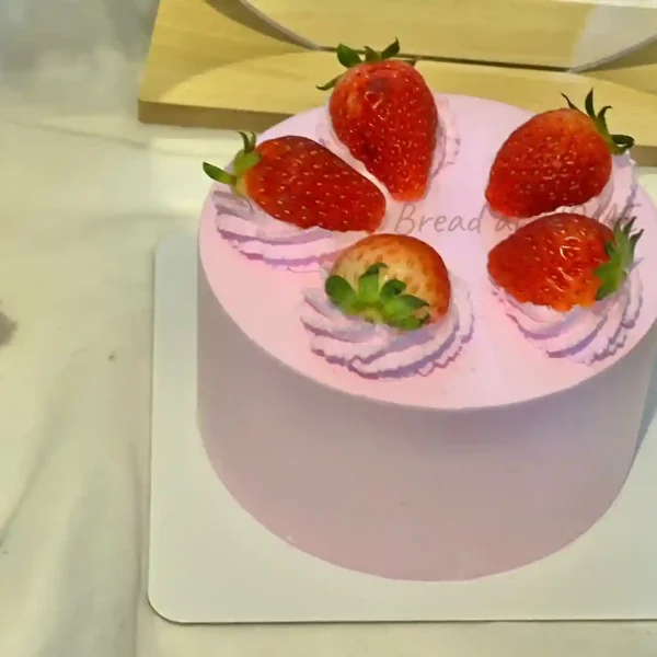 สตอเบอรี่ช็อตเค้กสีชมพูสวยๆ