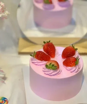 สตอเบอรี่ช็อตเค้กสีชมพู 1/2 ปอนด์