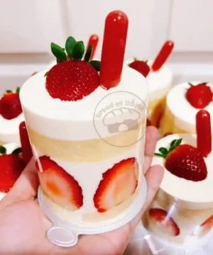 สตอเบอรี่ช็อตเค้กสไตล์มินิมอล