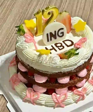 เค้กวันครบรอบสตอเบอรี่ช็อตเค้กมินิมอล 1 ปอนด์