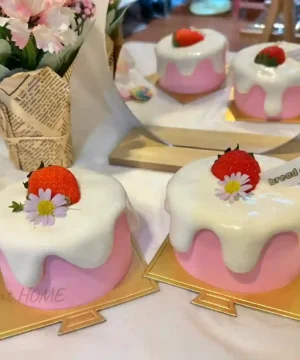 สตอเบอรี่ช็อตเค้กมินิมอลสีชมพู