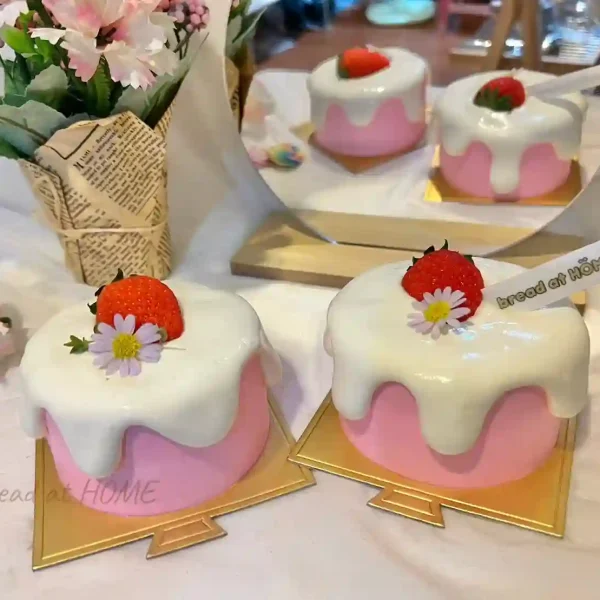 สตอเบอรี่ช็อตเค้กมินิมอลสีชมพู