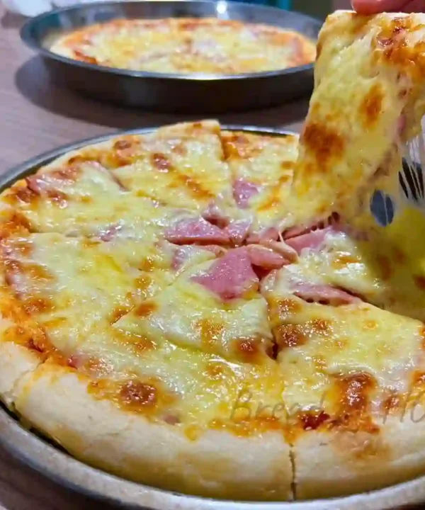 พิซซ่าแฮมและชีสแป้งหน้าหนุ่ม