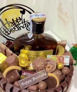 เทียนวันเกิดและขนมหวานสำหรับปาร์ตี้วันเกิดในบิสกิตช็อคโกแลตและแท่งทองคำเล็ก ๆ suitable สำหรับงานเฉลิมฉลองและของขวัญวันเกิดที่ดีเยี่ยม.