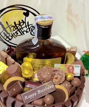 เทียนวันเกิดและขนมหวานสำหรับปาร์ตี้วันเกิดในบิสกิตช็อคโกแลตและแท่งทองคำเล็ก ๆ suitable สำหรับงานเฉลิมฉลองและของขวัญวันเกิดที่ดีเยี่ยม.