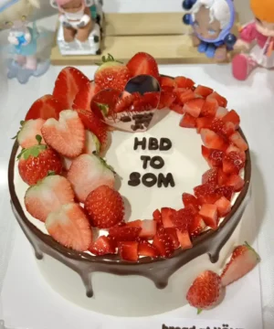 ซอฟท์เมล่อนและสตรอเบอร์รี่ตกแต่งบนเค้กวันเกิดช็อคโกแลตสำหรับฉลองโอกาสพิเศษในบ้าน.