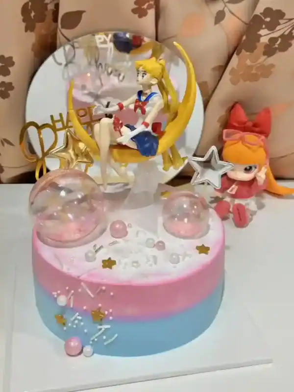 เค้กเซเลอร์มูน 1 ปอนด์ สวยงามและน่าทาน เหมาะสำหรับโอกาสพิเศษและเป็นของขวัญสุดน่ารักสำหรับแฟนคลับการ์ตูนเซเลอร์มูน.