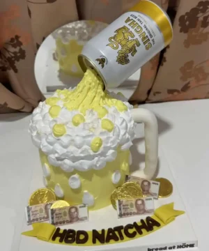 ฟายล์, เบียร์ซิงชาล, เค้กวันเกิดสร้างสรรค์แบบไอเดียสอดคล้องกับคำว่า Bread at HÖME, เหมาะสำหรับงานฉลองในบ้าน, เค้กที่สร้างขึ้นจากวัสดุเค้กและของแต่งซึ่งดูเหมือนเครื่องดื่มเบียร์, ภาพแสดงรายละเอียดเค้กและของตกแต่งน่ารักเพื่อเพิ่มความสนุกสนานในโอกาสวันเกิด.