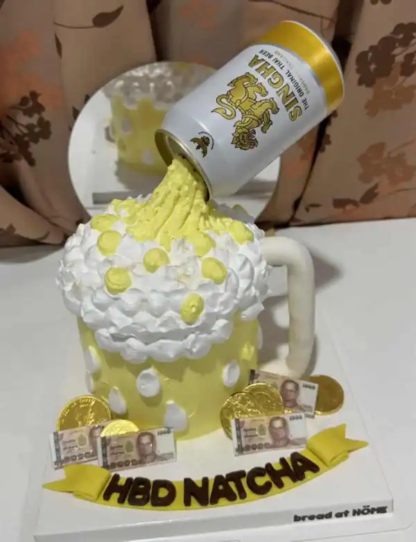 ฟายล์, เบียร์ซิงชาล, เค้กวันเกิดสร้างสรรค์แบบไอเดียสอดคล้องกับคำว่า Bread at HÖME, เหมาะสำหรับงานฉลองในบ้าน, เค้กที่สร้างขึ้นจากวัสดุเค้กและของแต่งซึ่งดูเหมือนเครื่องดื่มเบียร์, ภาพแสดงรายละเอียดเค้กและของตกแต่งน่ารักเพื่อเพิ่มความสนุกสนานในโอกาสวันเกิด.