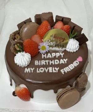 ช็อกโกแลตเค้กวันเกิดพร้อมผลไม้สดและของหวานหลากหลายบนเค้กวันเกิดแบบอร่อยและดูดี เหมาะสำหรับงานเฉลิมฉลองและโอกาสพิเศษในบ้าน.