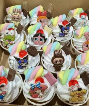 อาหารหวานคัพเค้กลายการ์ตูนสุดน่ารัก พร้อมวิปครีมและตกแต่งด้วยลูกกวาดสีสันสดใส เหมาะสำหรับงานปาร์ตี้และของขวัญสุดพิเศษ.