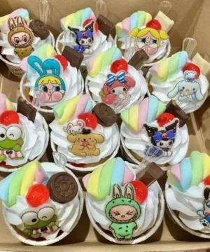 คัพเค้กลายการ์ตูนสุดน่ารัก ตกแต่งด้วยวิปครีมและลูกเชอร์รี่ สีสันสดใส เหมาะสำหรับงานปาร์ตี้และของขวัญเด็ก.
