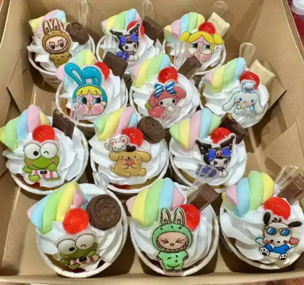 คัพเค้กลายการ์ตูนสุดน่ารัก ตกแต่งด้วยวิปครีมและลูกเชอร์รี่ สีสันสดใส เหมาะสำหรับงานปาร์ตี้และของขวัญเด็ก.