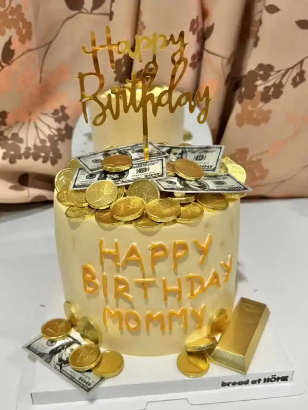 เค้กดึงเงินซ่อนเงินสำหรับวันเกิดแม่ พร้อมของตกแต่งทองคำและแบงค์ปลอม สร้างความประทับใจและเซอร์ไพรส์สุดพิเศษในโอกาสสำคัญ.