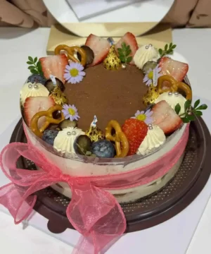 เค้กผลไม้สดตกแต่งสวยงามสำหรับงานเลี้ยงฉลองในบ้าน, ขนมเค้กผลไม้ด้วยช็อกโกแลตและผลไม้สด, สร้างบรรยากาศอบอุ่นด้วยเค้กผลไม้สไตล์โฮมเมดที่ร้าน Bread at HÖME.