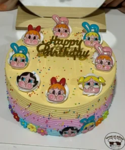 เค้กวันเกิดสุดน่ารักพร้อมตัวการ์ตูน Cry Baby สีสันสดใส ตกแต่งด้วยครีมและลูกกวาดหลากสี เหมาะสำหรับงานฉลองพิเศษ.