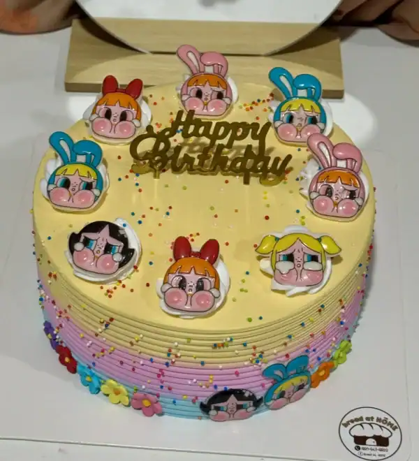 เค้กวันเกิดสุดน่ารักพร้อมตัวการ์ตูน Cry Baby สีสันสดใส ตกแต่งด้วยครีมและลูกกวาดหลากสี เหมาะสำหรับงานฉลองพิเศษ.