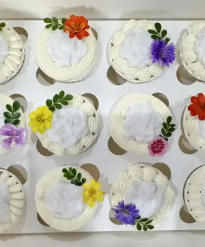 โชว์เค้กแต่งงานและเบเกอรี่สุดหรูในกล่องบรรจุภัณฑ์ที่สวยงามและเป็นเอกลักษณ์ ด้วยดอกไม้สดและการจัดวางอย่างพิถีพิถัน สำหรับงานพิเศษและกิจกรรมเฉลิมฉลองต่าง ๆ.