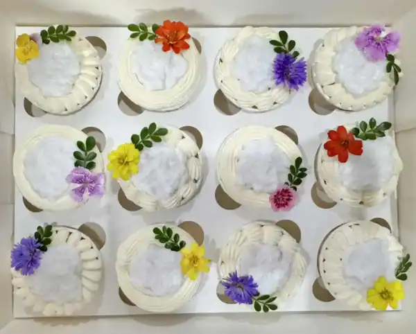 โชว์เค้กแต่งงานและเบเกอรี่สุดหรูในกล่องบรรจุภัณฑ์ที่สวยงามและเป็นเอกลักษณ์ ด้วยดอกไม้สดและการจัดวางอย่างพิถีพิถัน สำหรับงานพิเศษและกิจกรรมเฉลิมฉลองต่าง ๆ.