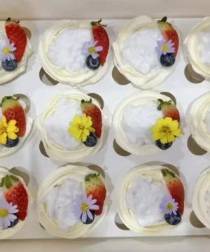 สอนเค้กผลไม้สดสวยงามในกล่องบรรจุที่บ้าน เตรียมเสิร์ฟความอร่อยแบบพร้อมเสิร์ฟเพื่อความสุขในทุกช่วงเวลา.