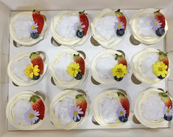 สอนเค้กผลไม้สดสวยงามในกล่องบรรจุที่บ้าน เตรียมเสิร์ฟความอร่อยแบบพร้อมเสิร์ฟเพื่อความสุขในทุกช่วงเวลา.