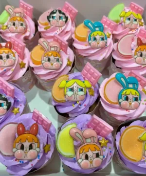 นามธรรมเค้กทารกน่ารักพร้อมตกแต่งด้วยการ์ตูนวัยรุ่นหวานและผลไม้สดหลากสีสำหรับเบรดแอทโฮม ความหวานที่ทำให้ทุกโอกาสพิเศษยิ่งขึ้น.
