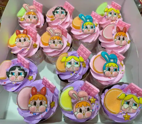 นามธรรมเค้กทารกน่ารักพร้อมตกแต่งด้วยการ์ตูนวัยรุ่นหวานและผลไม้สดหลากสีสำหรับเบรดแอทโฮม ความหวานที่ทำให้ทุกโอกาสพิเศษยิ่งขึ้น.