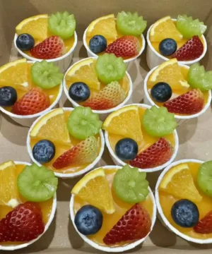 บรรยากาศของคัพเค้กผลไม้สดหลากชนิด สำหรับงานเลี้ยงหรือแจกของหวานที่บ้าน | คัพเค้กผลไม้สด หอมหวาน พร้อมเสิร์ฟเพื่อความสุขในทุกโอกาส.