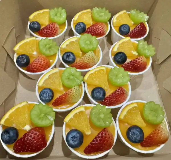 บรรยากาศของคัพเค้กผลไม้สดหลากชนิด สำหรับงานเลี้ยงหรือแจกของหวานที่บ้าน | คัพเค้กผลไม้สด หอมหวาน พร้อมเสิร์ฟเพื่อความสุขในทุกโอกาส.
