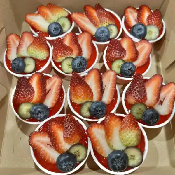 สตรอว์เบอร์รี่และบลูเบอร์รี่ในถ้วยครีม สดชื่นและอร่อย เหมาะสำหรับของหวานและงานฉลองในบ้าน เพิ่มความหวานจากผลไม้สดในทุกโอกาส.