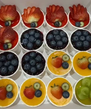 สดใสและอร่อย กับคัพเค้กผลไม้สด ชิ้นเวลาสำหรับสุขภาพและความสดชื่นในทุกคำ.