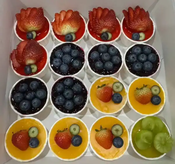 สดใสและอร่อย กับคัพเค้กผลไม้สด ชิ้นเวลาสำหรับสุขภาพและความสดชื่นในทุกคำ.