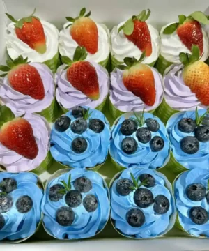 หวานบานาท้วยคัพเค้กผลไม้สดในกล่อง บรรยากาศน่ารักและอร่อยสำหรับปาร์ตี้และงานเฉลิมฉลอง.