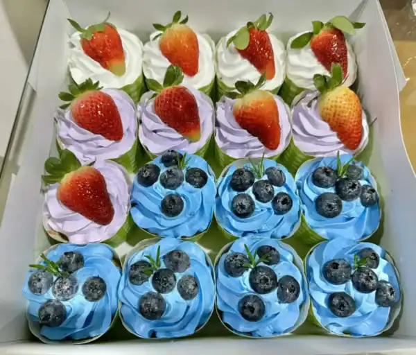 หวานบานาท้วยคัพเค้กผลไม้สดในกล่อง บรรยากาศน่ารักและอร่อยสำหรับปาร์ตี้และงานเฉลิมฉลอง.