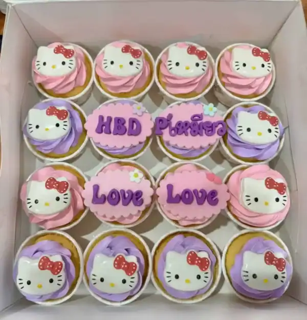 คัพเค้กคิตตี้สีชมพูและม่วงตกแต่งด้วยลาย Hello Kitty และคำว่า Love พร้อมข้อความ HBD.